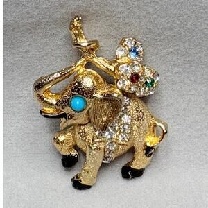 Vintage Elephant Brooch with Three‑Flower Bouquet – Symbol of Luck, Wisdom & Joy